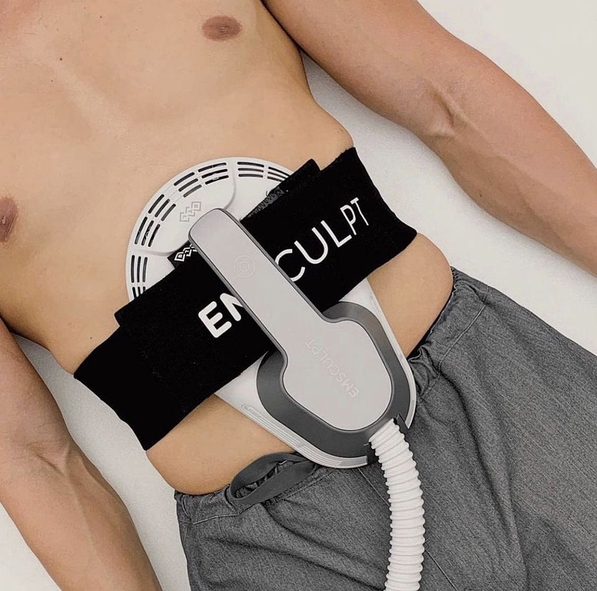 Body contouring device on abdomen during treatment.